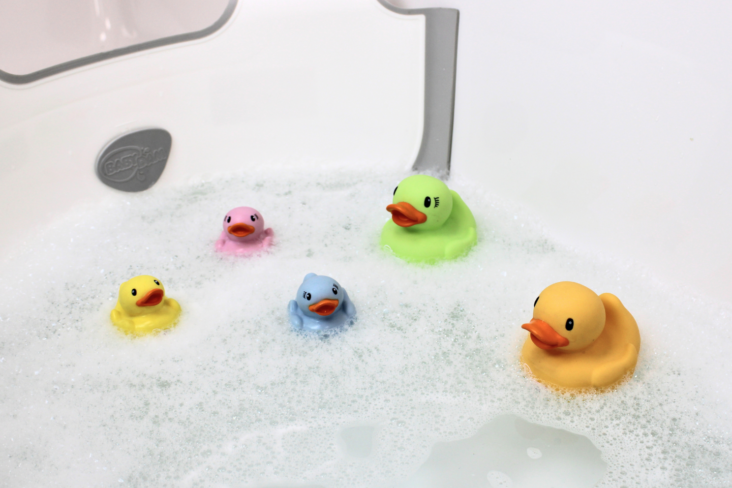 BabyDam ducks in bath